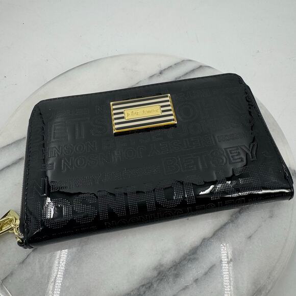 NWOT Betsey Johnson black patent faux leather gold hardware wallet - Picture 5 of 5